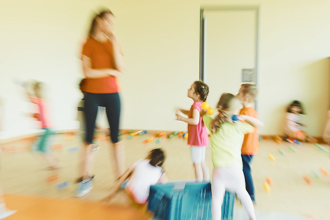 Kinder beim gemeinsamen Turnen im KITUWI-2-Kurs